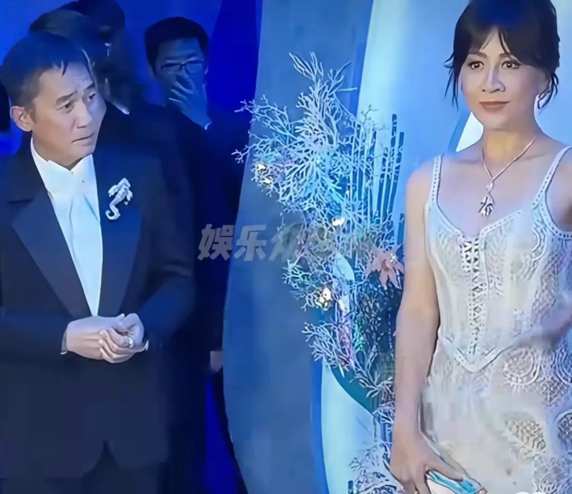 谁家老公这样看媳妇儿😝