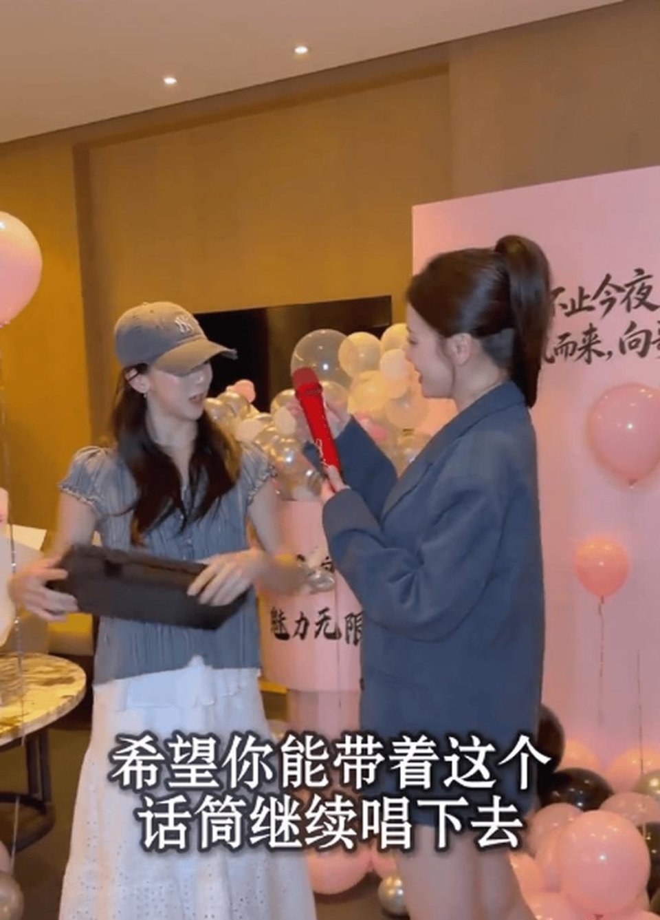 田亮和女儿庆祝叶一茜成团 