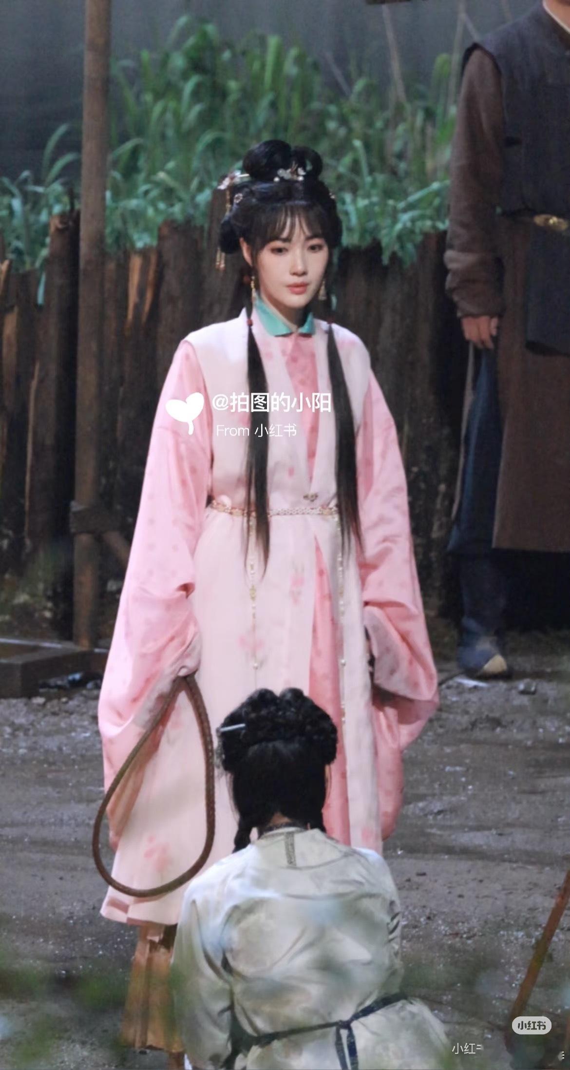 赵嘉敏余茵对着娜扎又争又抢 我的快乐源泉更新了！赵嘉敏戏里是阴阳怪气的姐控四小姐