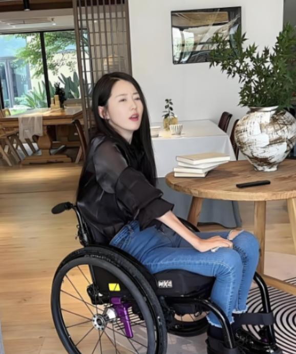 北京一女老师，车祸意外瘫痪，被丈夫抛弃。10年前资助过的穷学生：老师，这辈子我养