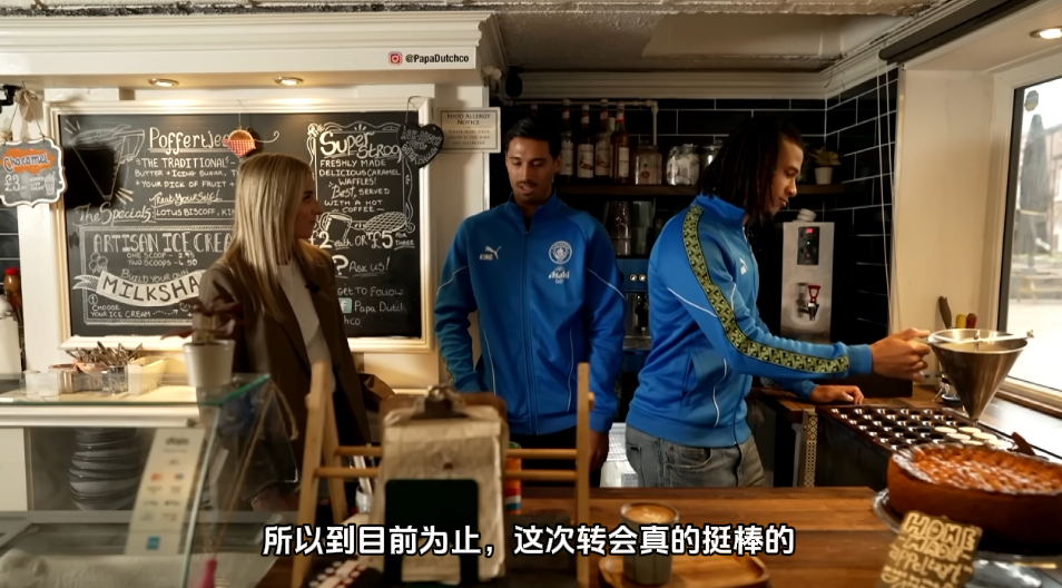 阿克就这么专心致志地摊煎饼，一直摊一直摊 ​​​