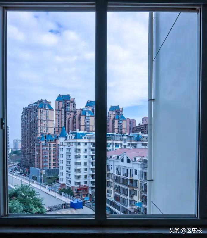 .日子缓缓流淌，晨起晒晒太阳，傍晚吹吹晚风。不必奔赴繁杂，只专注眼前三餐、窗外风