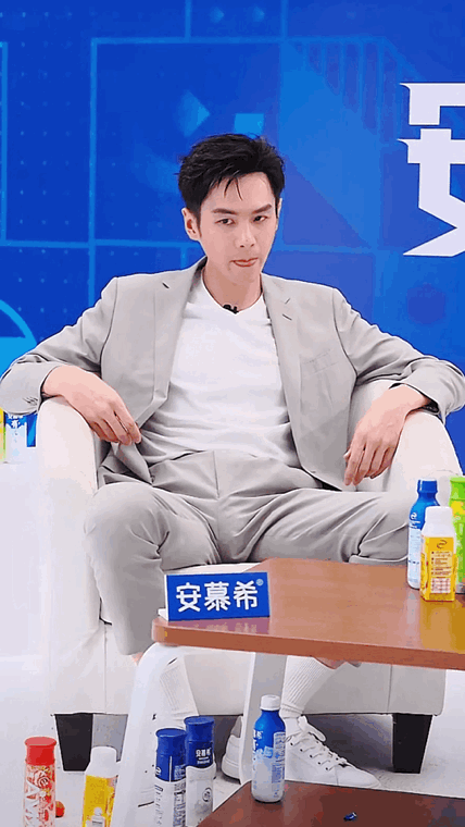 狠狠羡慕唐艺昕了，张若昀瘦得好有气质，穿西装特别好看，有血有肉，极致张力，轻熟中