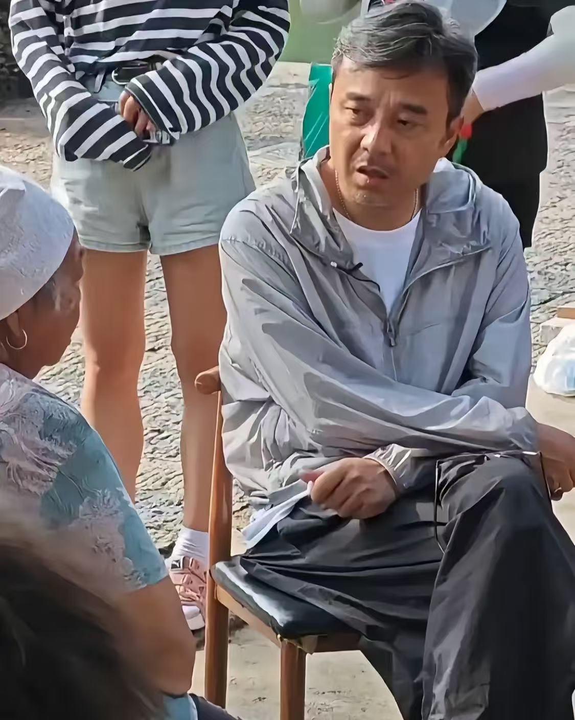 近日，路人偶遇汪涵的一组生图在社交平台传开，照片里的他头发白了一大片，满脸疲惫地