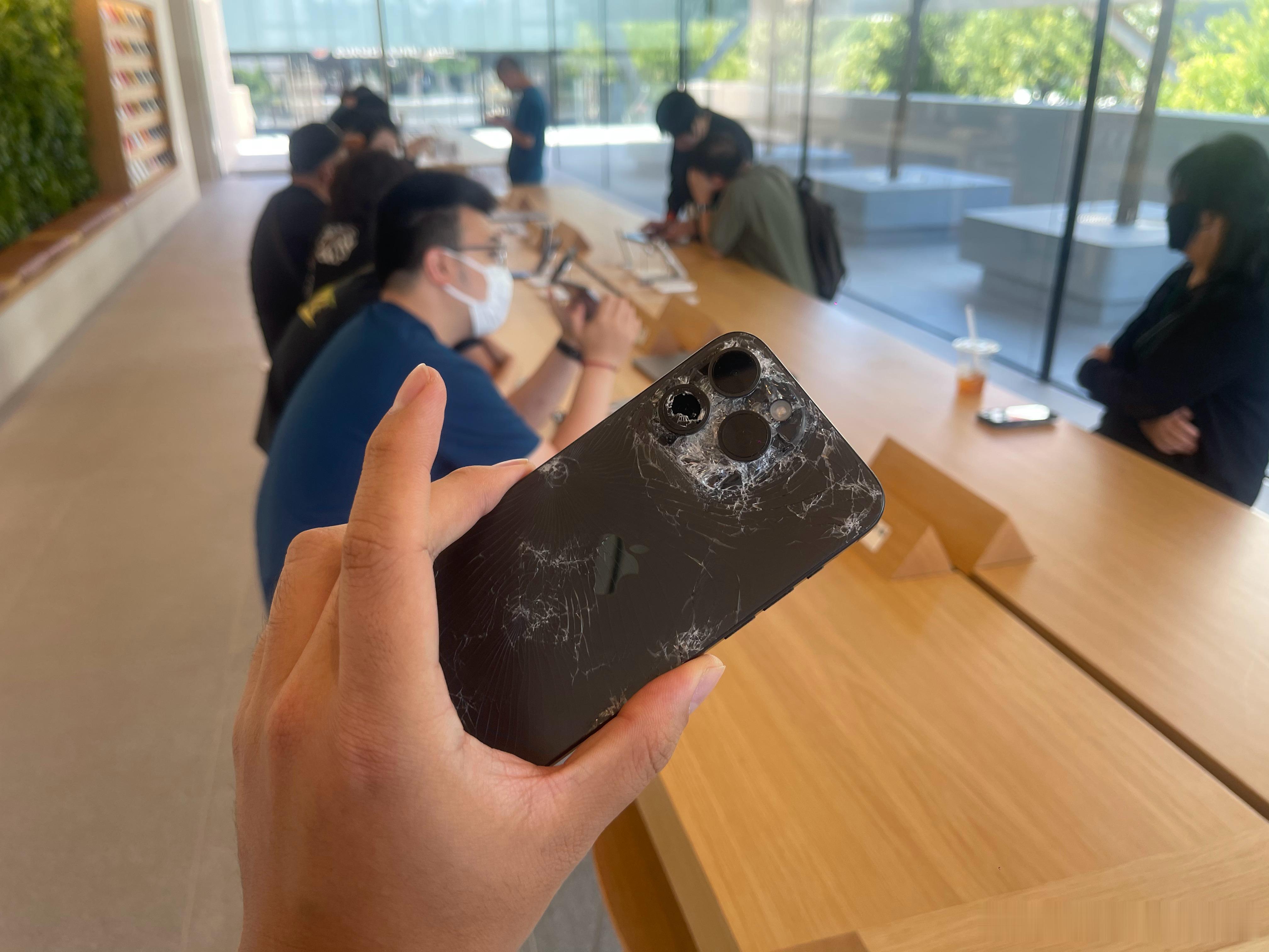 我捧着iPhone走进苹果店的时候，一路被各种围观，好在有Apple Care，