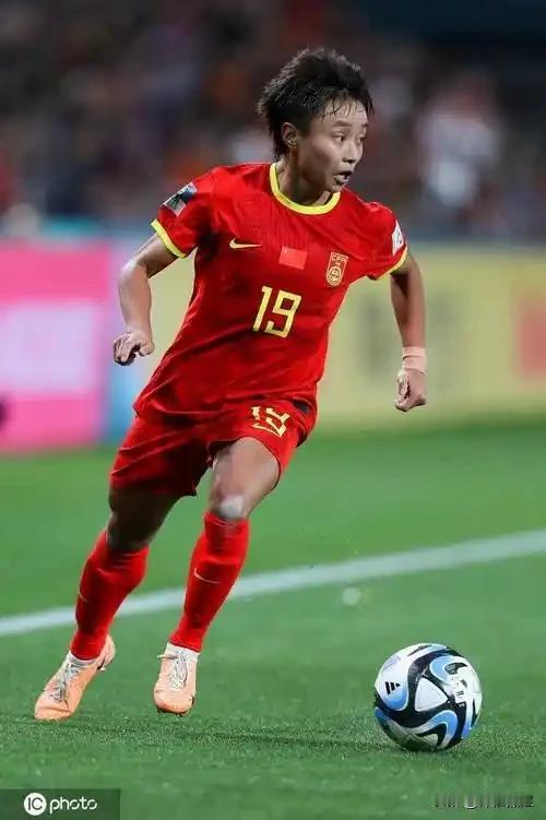 中国女足上半场以1-1战平澳大利亚，一战看清了三个事实！
1.中国女足踢得很自信