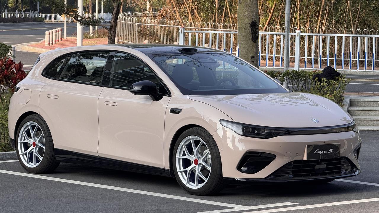 接近完工的零跑Lafa5！
也是目前最帅的零跑Lafa5！
轮毂继续选用叶辐轮，