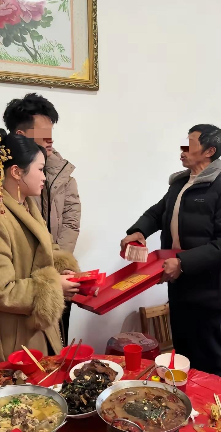 继女远嫁，南方给了彩礼10多万，而继父却如数奉还。看到这很多人都是这继父不涂女婿