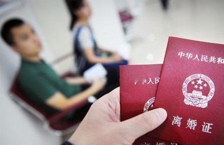 姐夫劝我姐跟他假离婚，等老家房子动迁完了，钱多拿了一份就马上复婚，还说两个儿子都