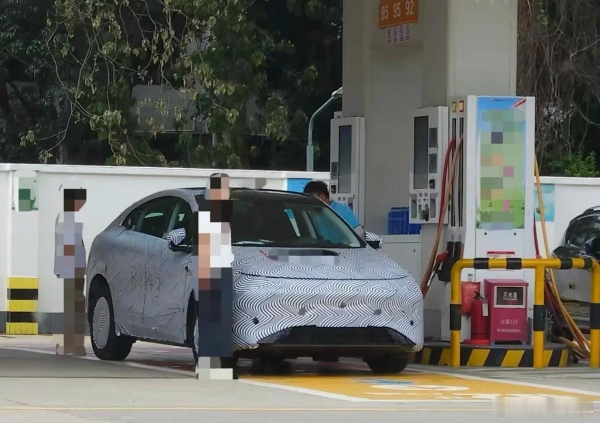 小鹏G6去加油站被「抓到了」！其实三年前小鹏就开始「钟情」增程系统了，而且从「复