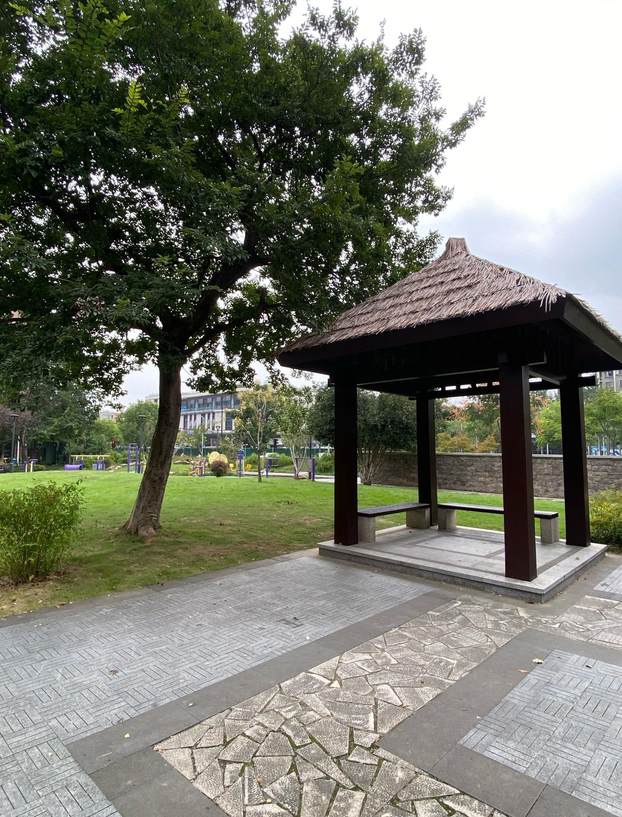 杭州的基础设施是真的好～过来找卫生间都能发现，附近有公园。健身设施很多，还有小亭