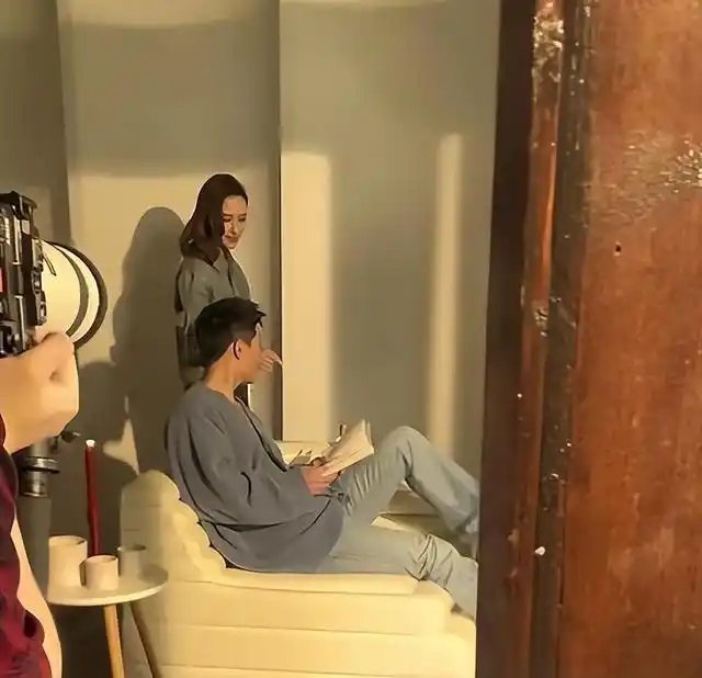 何超莲、窦骁终于同框了，夫妻当众甜蜜互动狂秀恩爱，俩人越来越有夫妻相了！ ​​​