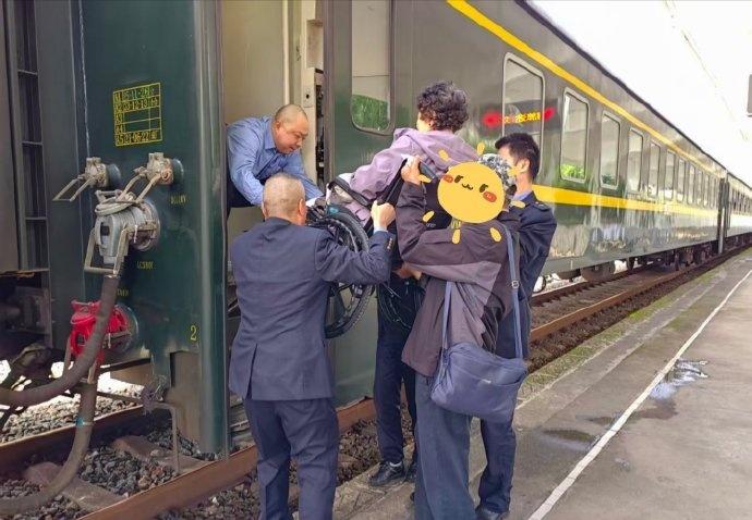 3月25日，K1110次列车在黄山站始发期间，列车长丁茂林与班组乘务人员暖心救助