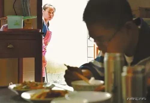 有些女人就是想不通，搞什么陪读妈妈，都高中了，有这个必要吗！
陪读女儿还好，要是