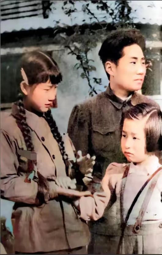 1949年的北京，秋阳正好，27岁的毛岸英身着笔挺的中山装，英姿勃发，眉眼间透着
