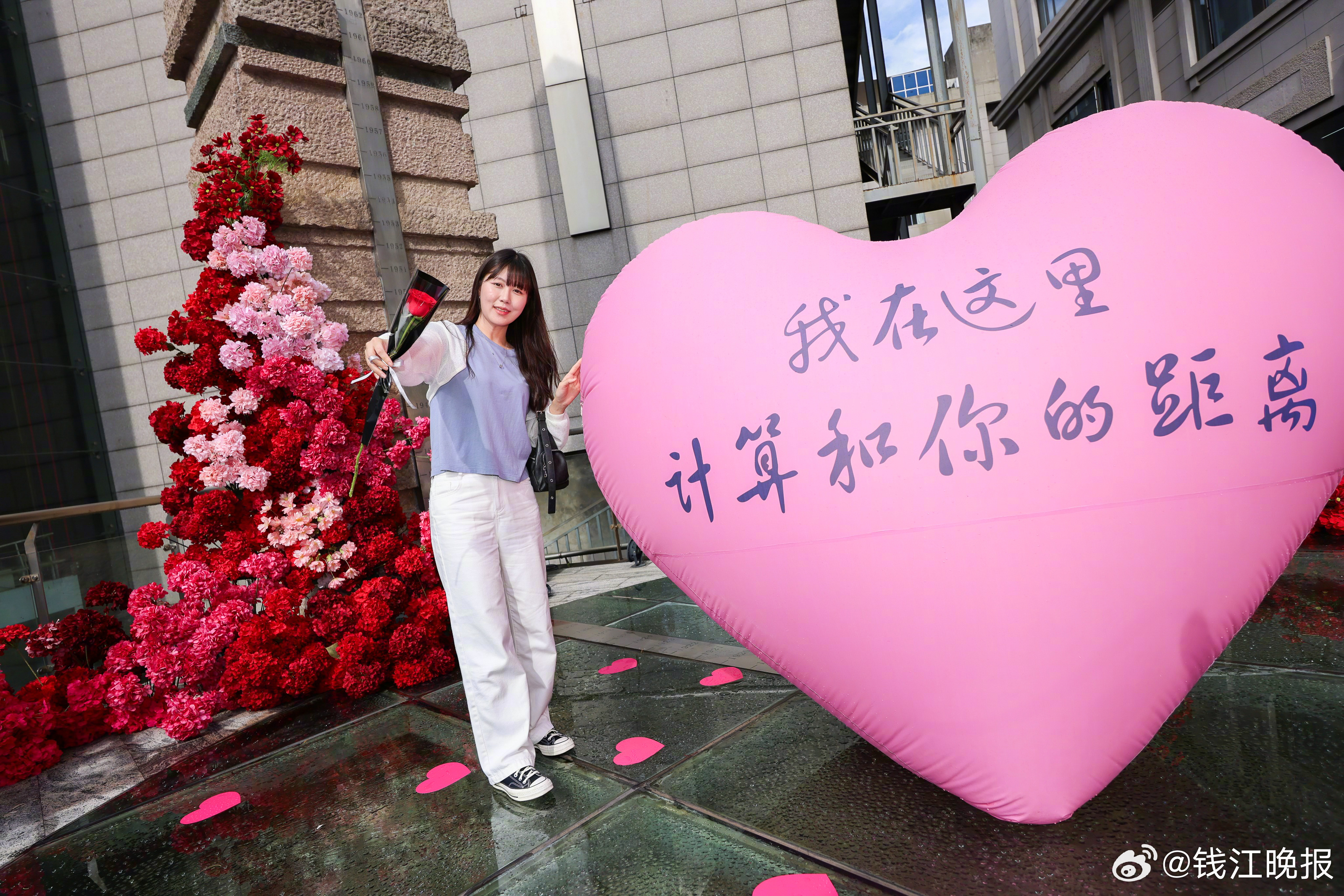 #520杭州放飞12000个心愿#2013年，一群人手握信纸，把一个个美好的心愿