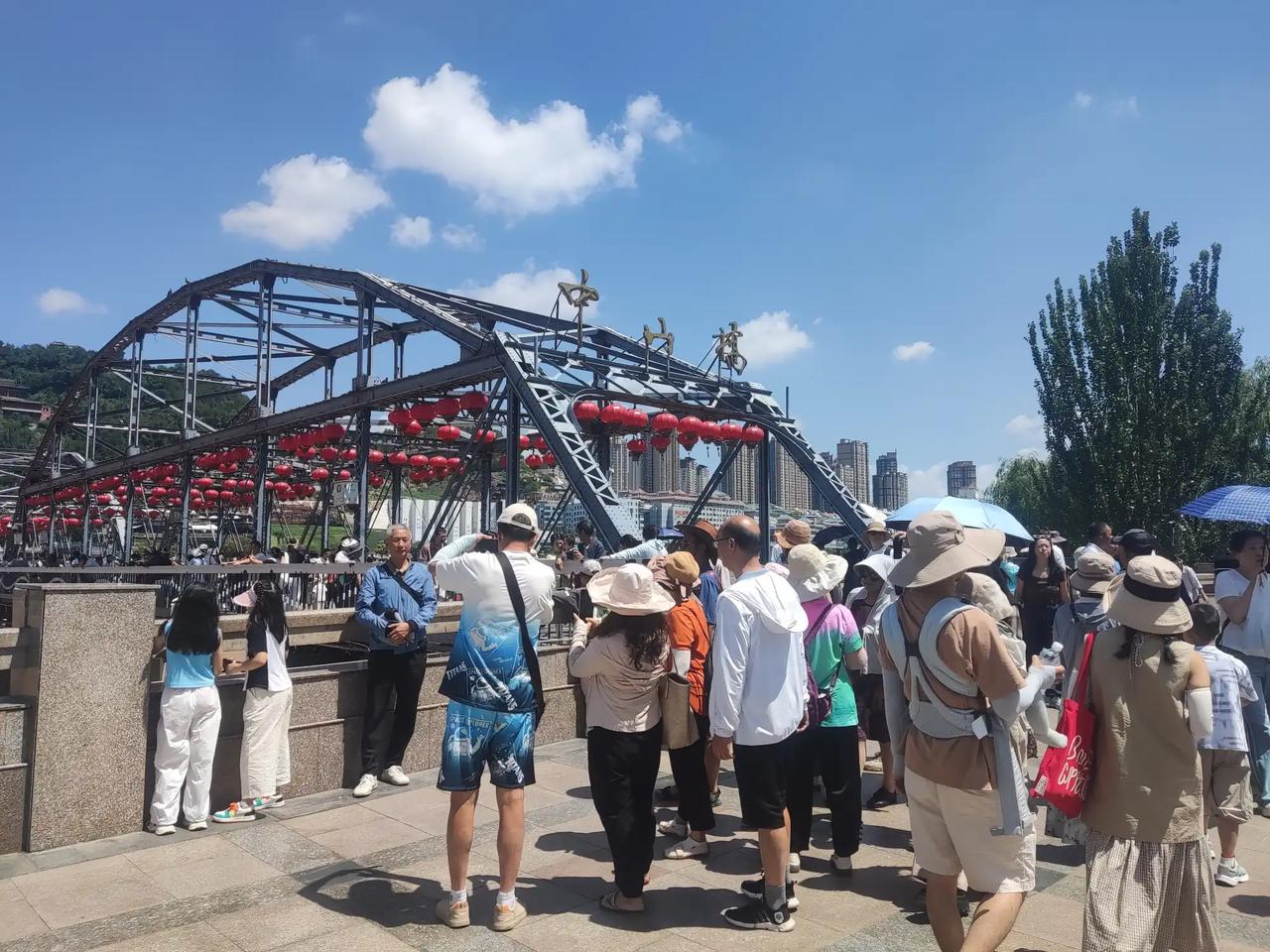 本来打算去西安看看兵马俑，听说足协有比赛，果断到兰州吃牛肉面，看羊皮筏子中山桥