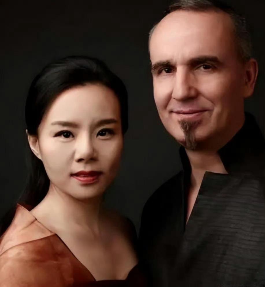 #龚琳娜离婚#其实蛮好的，老艺术家们就是有这种魄力！年纪和国籍不是理由，追求幸福