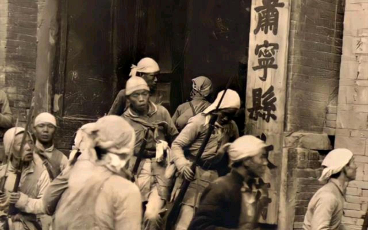 1943 年，八路军排长进城侦察敌情，不料却被汉奸认出，逃亡路上遇到日军在摆宴，