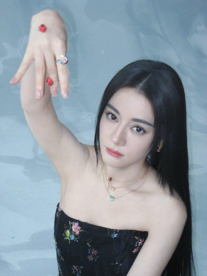 迪丽热巴vs迪丽热巴迪丽热巴vs迪丽热巴，长短发切换都超绝，气质完全不一样却都超