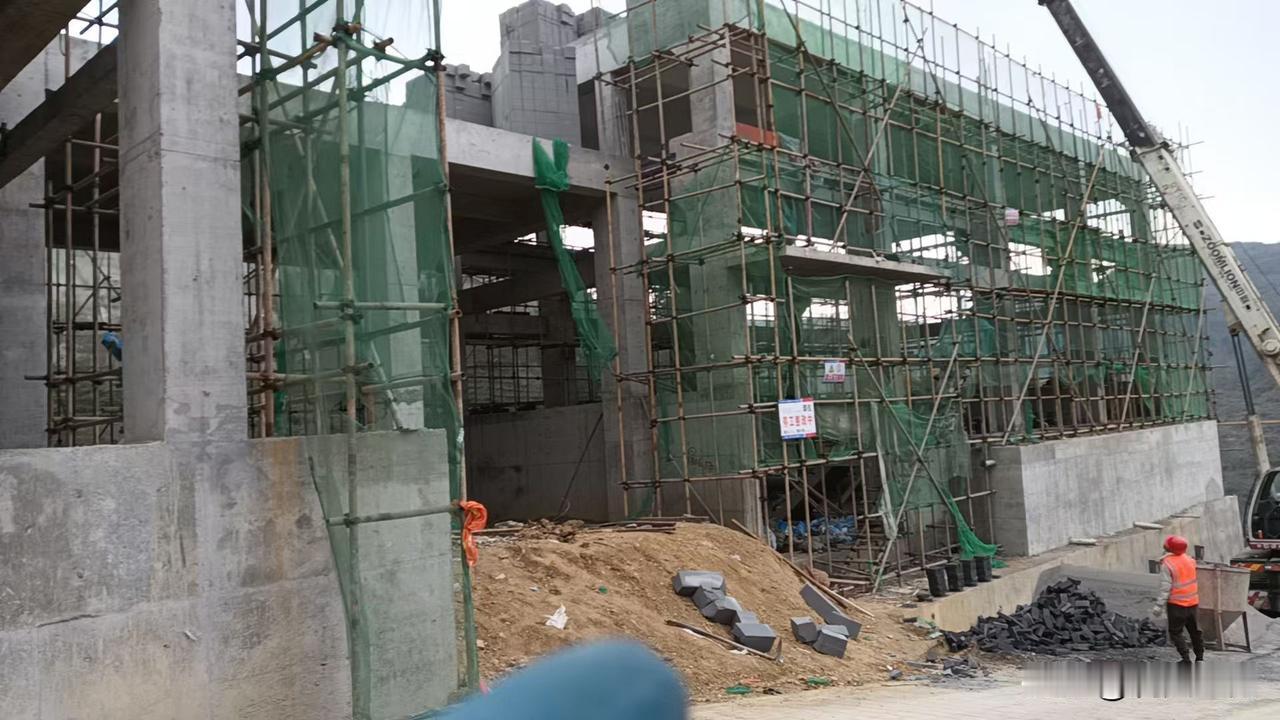 碎银几两苦中求，忙忙碌碌何时休！
这张照片是我初中同学今天在建筑工作忙碌的真实写