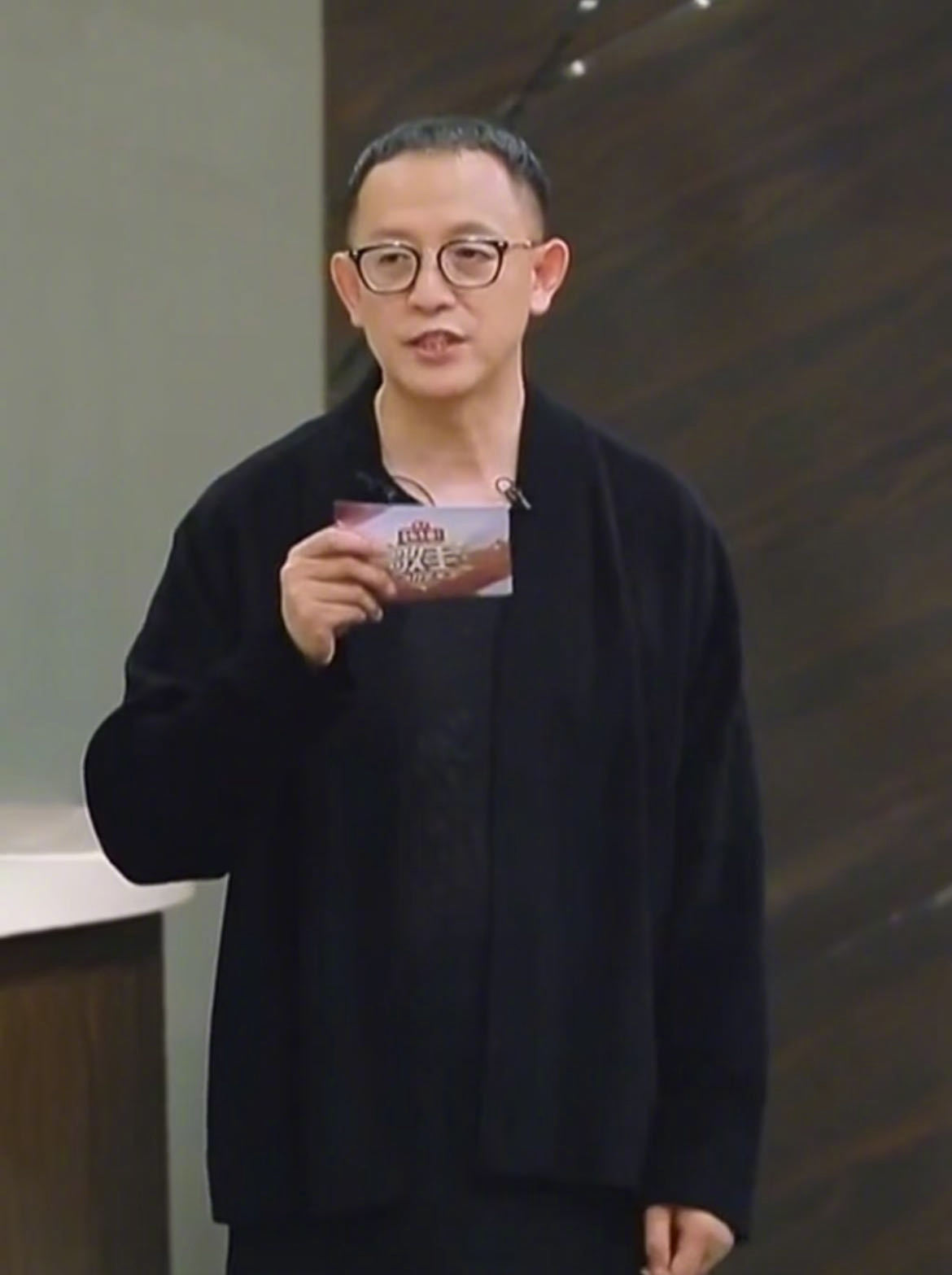 洪涛内娱音综最严厉的父亲 谁被洪涛退休后的画风笑到了？从前是“请准备宣布排名”的