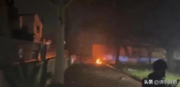 面对伊朗同归于尽打法，美军亮出王炸底牌：如果战败，就爆核武器。美国对伊朗的战争持