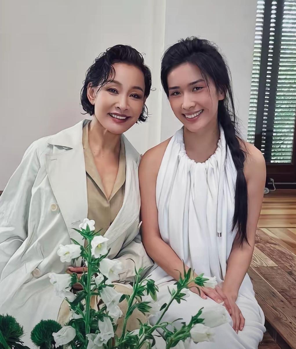 陈冲的女儿长大了，长得真漂亮，五官精致立体，大眼睛水汪汪的，颜值一点不比妈妈差。
