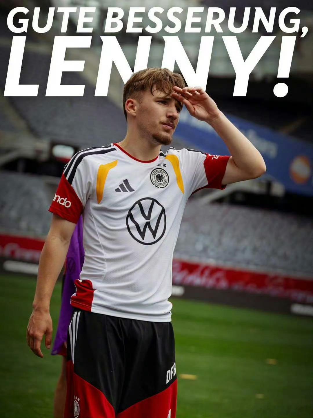 丸辣，因伤落选国家队，回去在啤酒馆看球，然后发表演讲。卡尔受伤将缺席世界杯