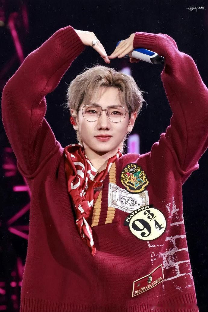 汪苏泷经历大漏勺大漏斗还有大漏洞咋这么萌呢汪苏泷说台州体育场是大漏洞级别 ​​​