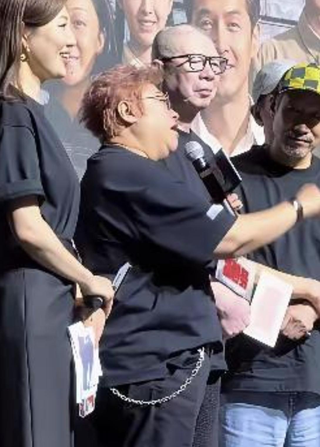 韩红说了句让观众“给走个面”，不少艺人听了纷纷给导演走面包场电影来了，这些艺人给