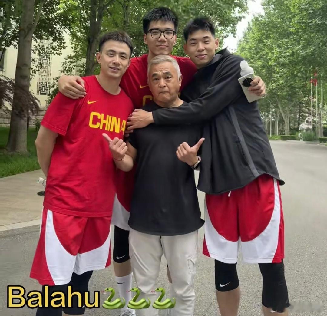 叶恩老师晒照，在体育总局偶遇到正在集训的崔永熙、赵继伟和焦泊乔，四人同框合影 
