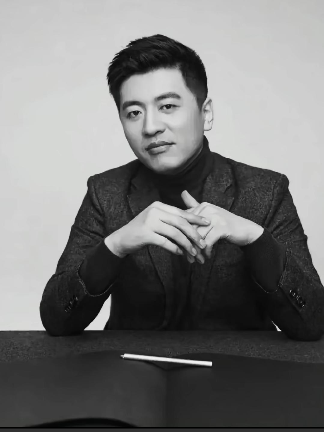 张雪峰看似因心源性猝死离去，本质是被高功能心理困境拖垮一生。我们总在拼命证明自己