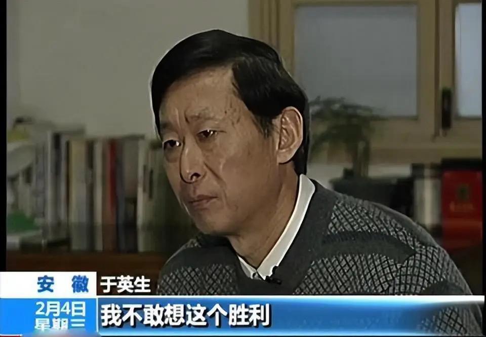 蒙冤17年终于洗清杀妻罪名，于英生的漫长申诉路终得以昭雪。这场被指控的杀妻案，明