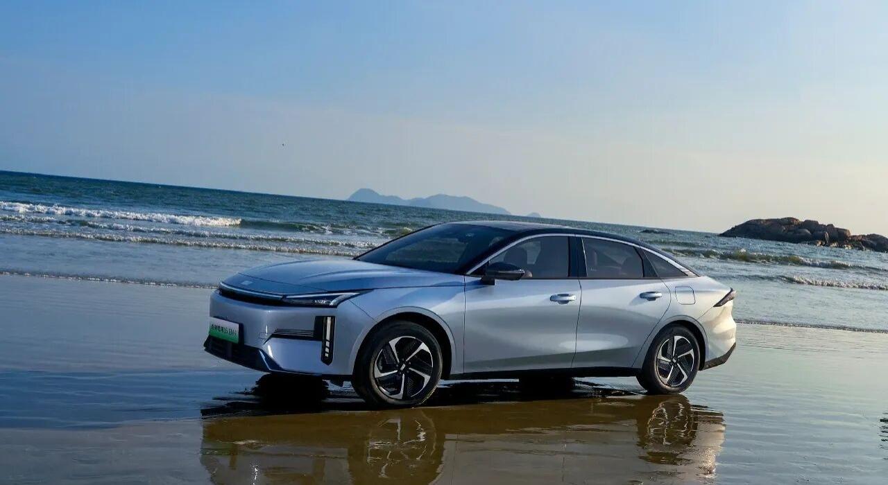 银河双雄VS秦PLUS：“龙虎斗”谁主沉浮？插混家用轿车，比亚迪秦plus DM