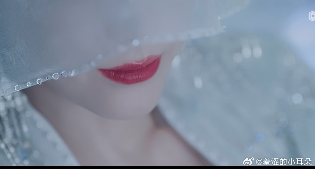 在古偶里看到这种口红外涂的妆化还挺出戏，主要是一直在给这张嘴巴特写。 