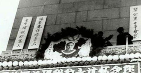 周恩来总理于1976年1月逝世，殡仪馆工作人员怀着悲痛的心情为总理操办后事。
1