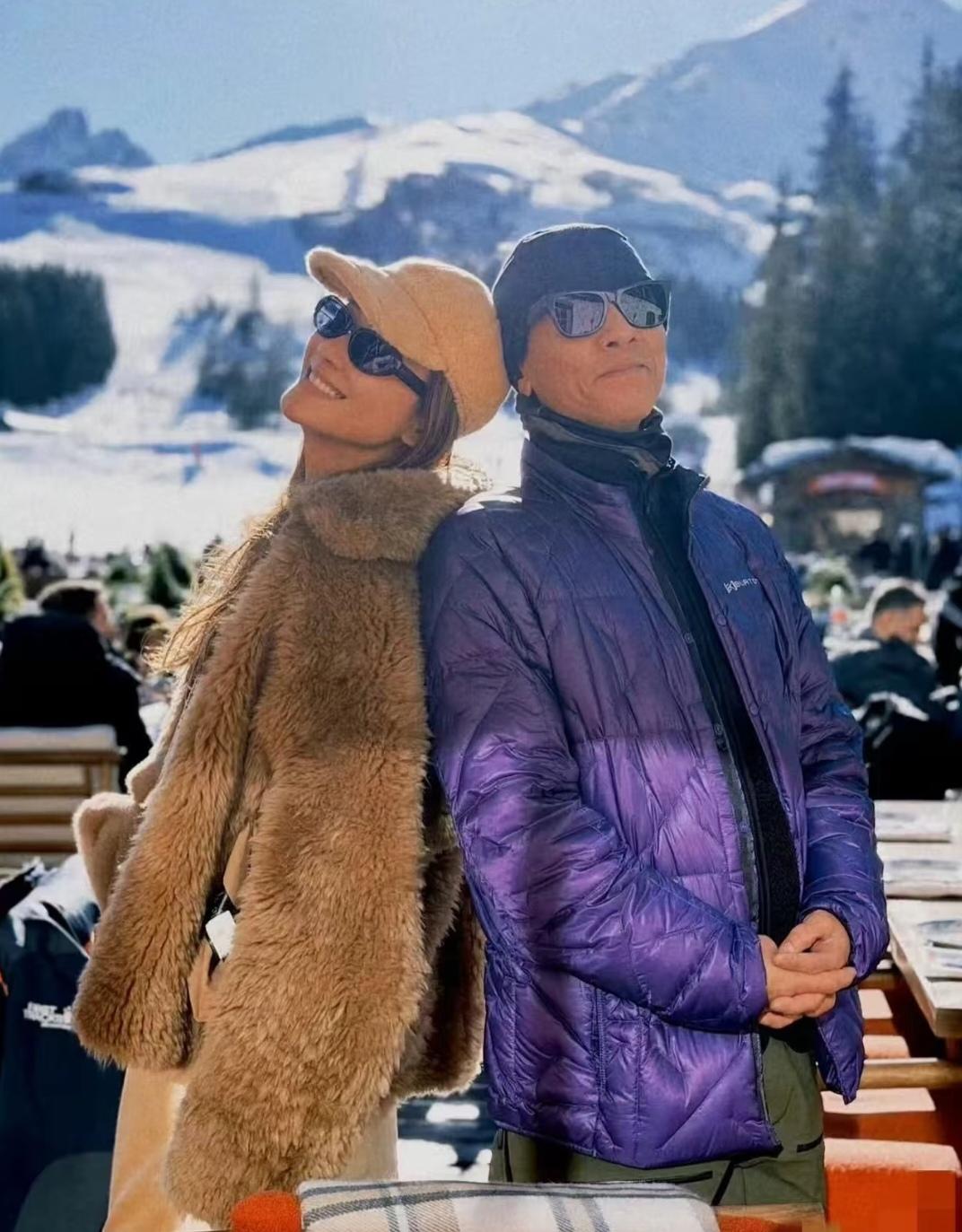 陈小春， 这羽绒服看着和内胆一样看着好不高端。