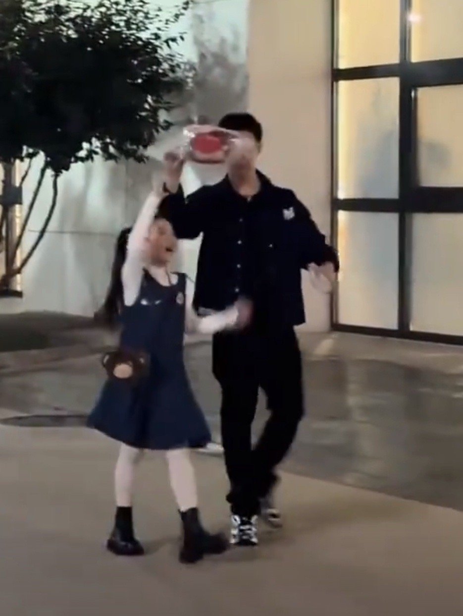 小酒窝探班张维伊小酒窝张维伊互动小酒窝张维伊互动，挺好的，[可怜][可怜] ​​