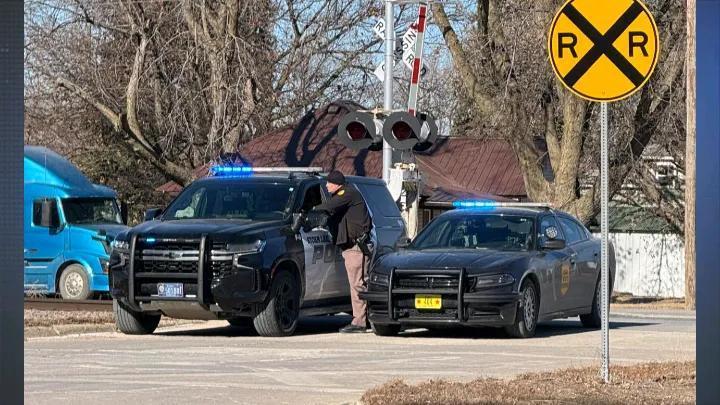 快讯：美国爱荷华州斯托姆莱克一嫌疑人用借用路障袭击警察，警方敦促疏散

斯托姆莱