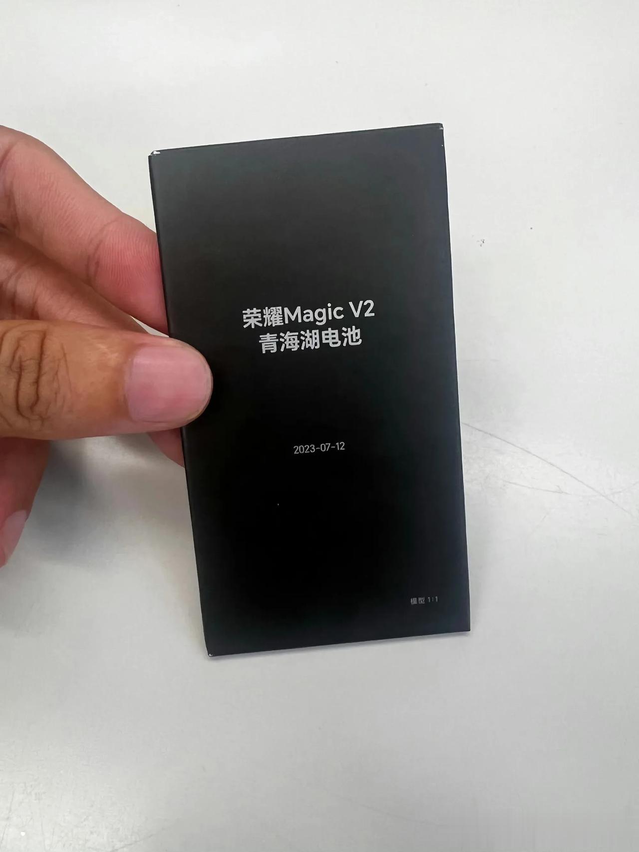 荣耀magicV2的青海湖电池真薄啊，真就像两张房卡一样厚。现在技术的进步真厉害