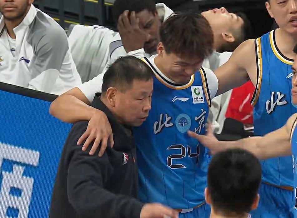 赵睿刚复出又受伤 最后时刻，赵睿和陈盈骏包夹里勒，结果被里勒一推倒地，腰背部似乎
