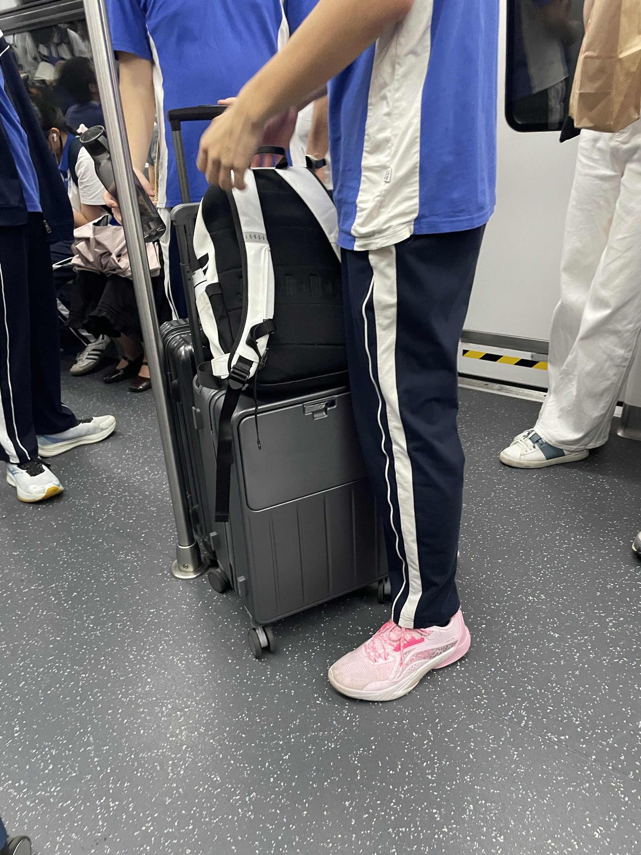 深圳的学生就像出差一样，每周拉着行李箱奔波着！和我们以前相比幸福指数太强了，你们