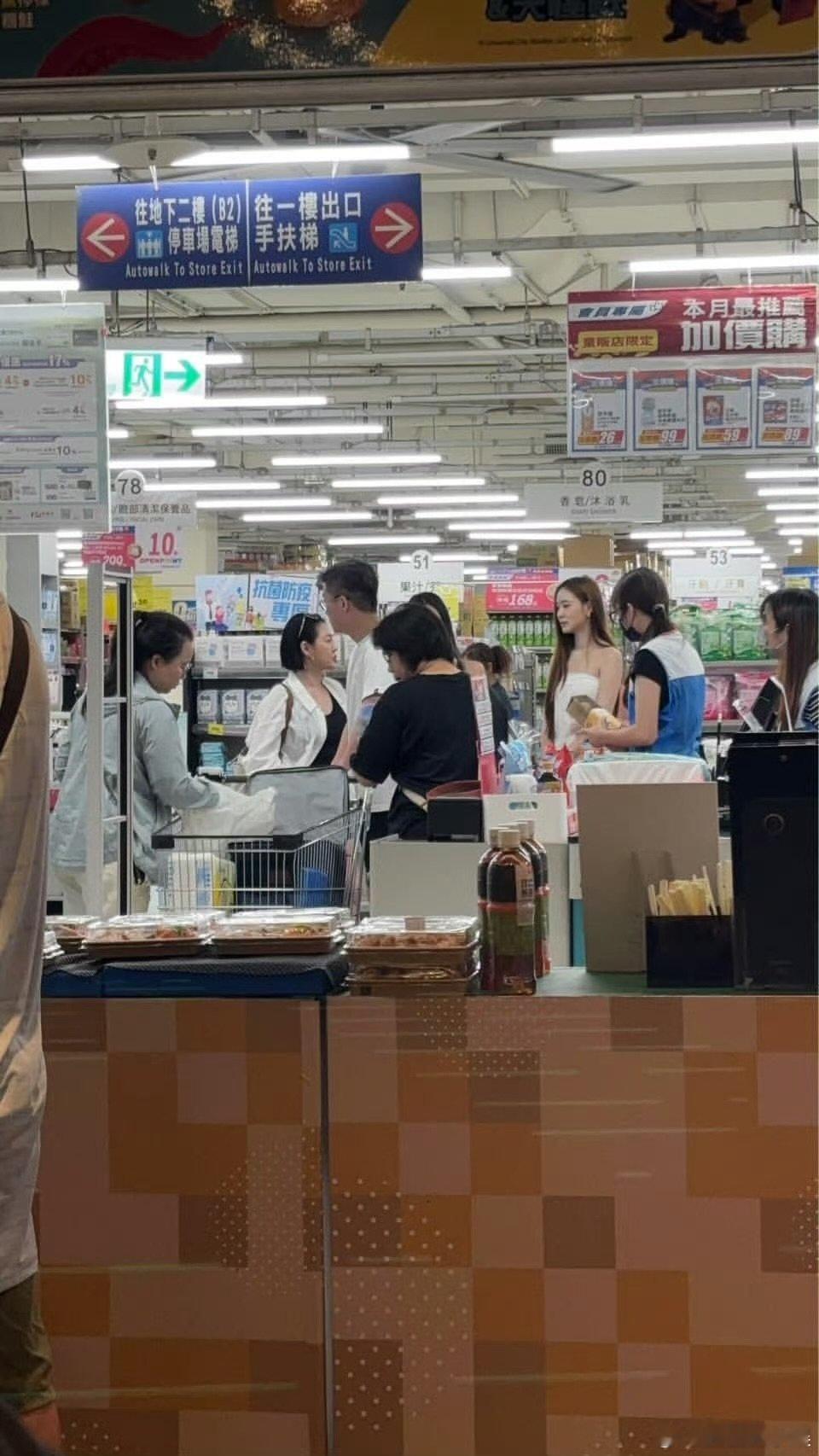 小S一家逛超市被偶遇 小S一家逛超市被偶遇，二女儿真的好亮眼网友超市偶遇小S一家