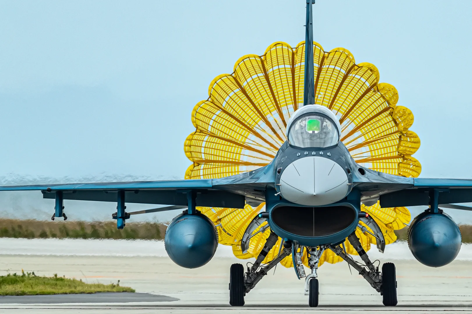 F-16和F-2正面对比图，有啥区别？