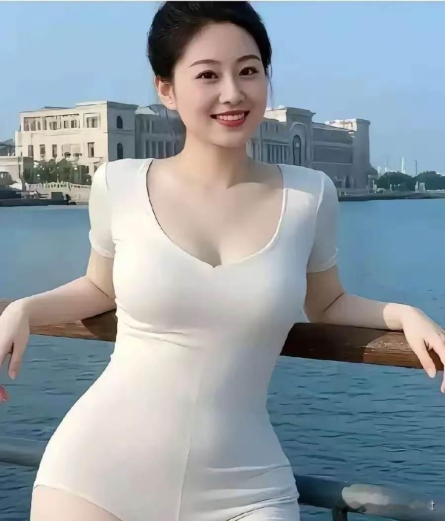 清平乐·凭栏
 
晴江如练，风软波光浅。
白袂轻扬人似燕，笑靥清辉漫展。
凭栏一