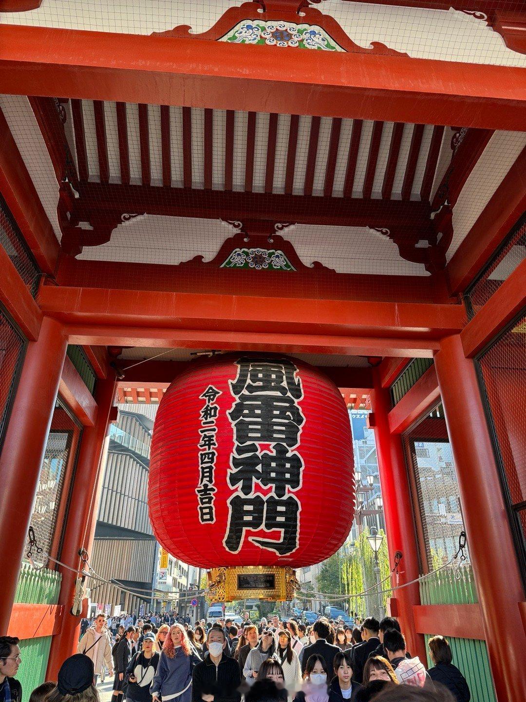 今天在浅草寺，投入100日元，抽个签，结果抽到了凶签[苦涩]没关系，把凶签折起来