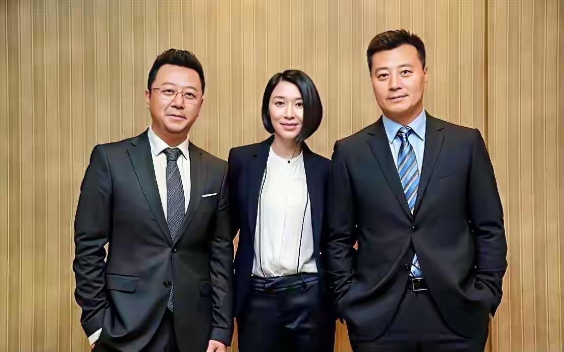 左一郭涛，右一任程伟
最中间这位美女是谁？
她的短发干练，身材很匀称，就算是高圆