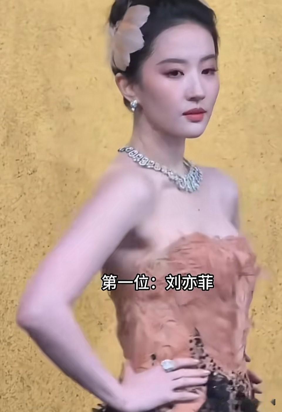 VOGUE盛典红毯杀疯了
10位女星高定造型比拼
谁撑住了高级感

VOGUE盛
