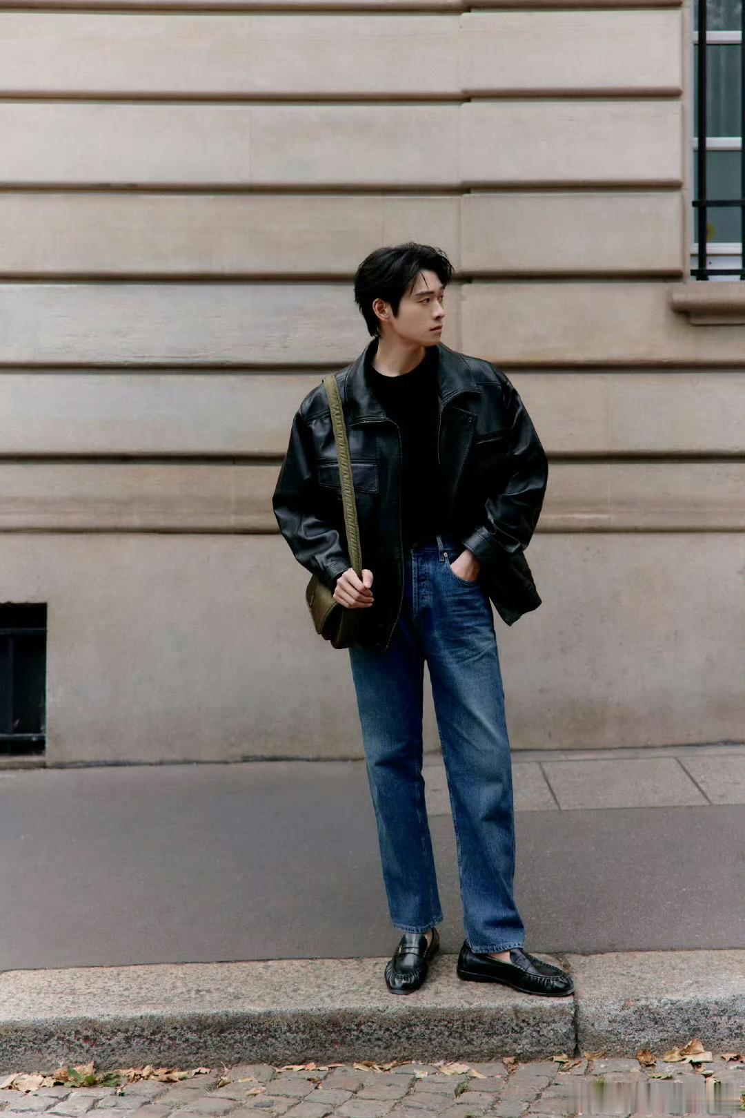 魏大勋 、张康乐巴黎街头演绎Saint Laurent Niki手袋👝  型男